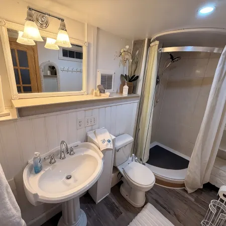 Waterfront Quiet Retreat, Plymouth, Pet Paradise, Private Beach, Sleeps 4