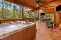 Just Chillin' - Romantic 💑Luxury, Arcade, Outdoor Amenities, Hot Tub🌲🌊🔥 - Romantic