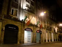 Hostel Mundo Joven Catedral Hotel dekat Taman Alameda Central