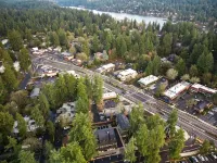 Lake Oswego Quiet Ground Level Condo Private Entrance - Pet Friendly! - Wifi