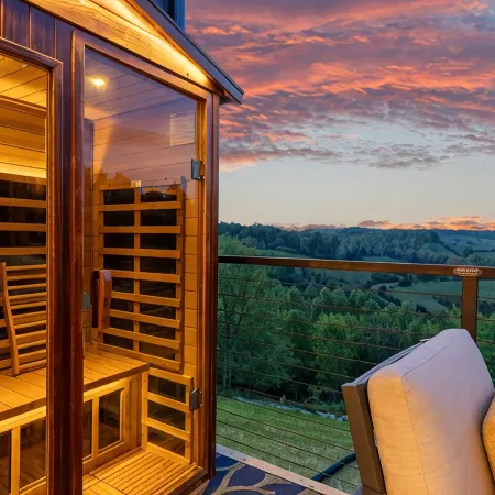 Serenity Villa: Luxurious Retreat with Hot Tub, Rooftop Deck & Mountain View's
