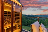 Serenity Villa: Luxurious Retreat with Hot Tub, Rooftop Deck & Mountain View's - Villas
