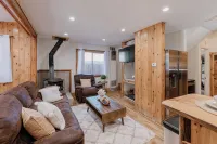 This Cabin is rustic, located minutes to slopes & village - ชาเลต์