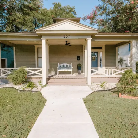 Peaceful and centrally located 2-bedroom house with AC and WiFi in Hillsboro