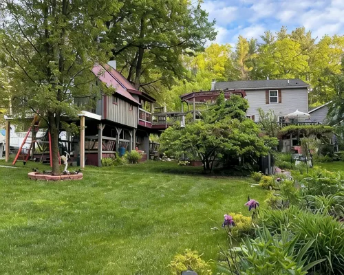 Tree house  lots birds  great location . ..... lots to do all summer long ...... フルトンのホテル