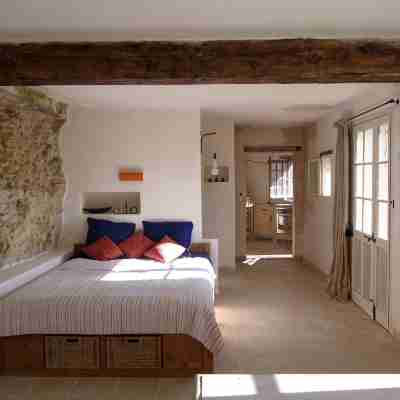Provencal stone cottage 2 pers. Welcome dog. Swimming pool . Wlan ... Rooms