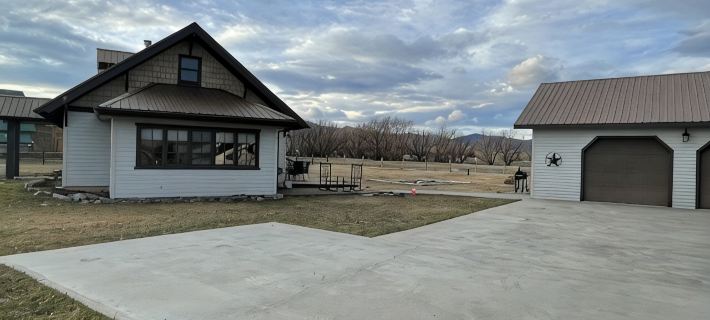 Cozy Log-beamed cabin near Yellowstone and Ennis’ World class  Madison River Hotels in Madison County