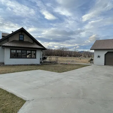 Cozy Log-beamed cabin near Yellowstone and Ennis’ World class  Madison River