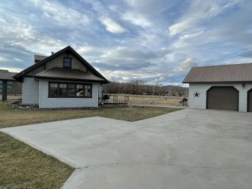 Cozy Log-beamed cabin near Yellowstone and Ennis’ World class  Madison River - WiFi