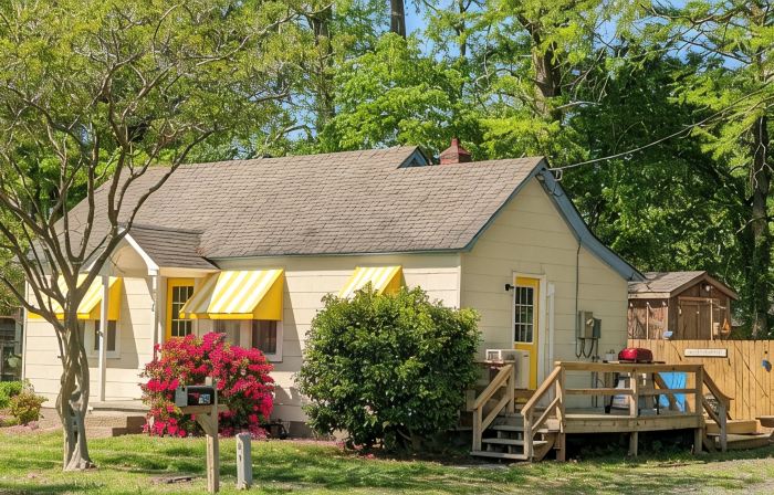 Adorable 1 Bd Cottage for a Fun Couple's Getaway, Central Location, Dog Friendly