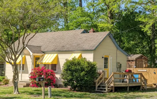 Adorable 1 Bd Cottage for a Fun Couple's Getaway, Central Location, Dog Friendly