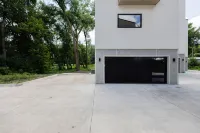 NEW CENTRAL PARK TOWNHOME w/ Golf Course view Across from Arnold's Park! - Wifi