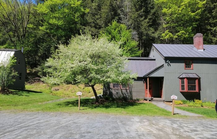 Cozy Quechee Cabin Near Woodstock and Skiing w/Woodstove and All the Amenities