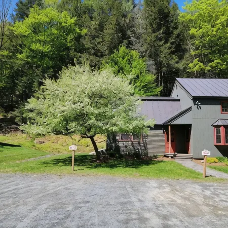 Cozy Quechee Cabin Near Woodstock and Skiing w/Woodstove and All the Amenities