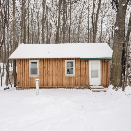 Charming cottage In The Heart of Sugar Camp on Bass Lake - No Cleaning Fee!