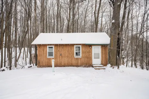 Charming cottage In The Heart of Sugar Camp on Bass Lake - No Cleaning Fee! - 3 stjerner