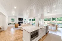 New 4-bedroom House with Swimming Pool–Just a 10-minute Walk to Town - 수영장