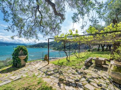 VILLACASTELLOPORTOVENERE WITH LARGE GARDEN AND MEMORABLE SEA VIEW
