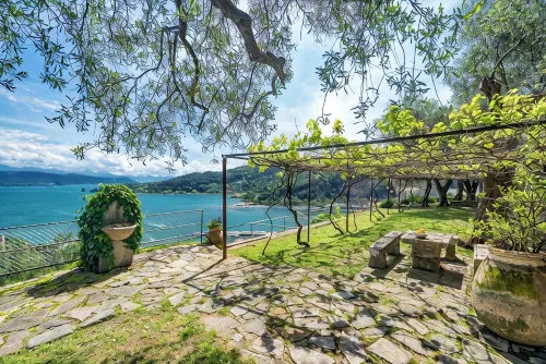 VILLACASTELLOPORTOVENERE WITH LARGE GARDEN AND MEMORABLE SEA VIEW - วิลล่า