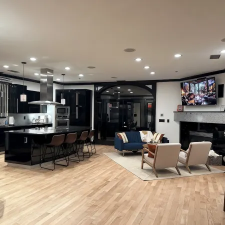Modern Chic Loft in Downtown Shawnee KS Walking Distance to Local Attractions