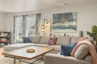 The Blue Haven Getaway, with Window AC Units in the Summer. - Wifi