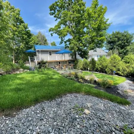 Hot Tub, Putting Green, 5 min walk to the beach, shops & restaurants.