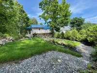Hot Tub, Putting Green, 5 min walk to the beach, shops & restaurants.