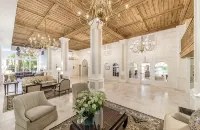 Heart of Palm Beach - free parking included, security safe, next to Breakers - Homestays