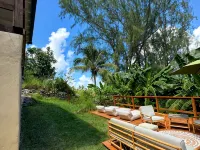 Little Diamond Jungle Home, Panoramic Ocean Views, 2 Verandas &Tropical Garden Hotels in 