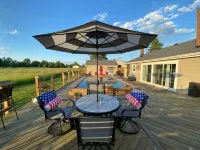 Country Home Villa + PRIVATE POOL & Guest House <1 mile to downtown Port Clinton - Villa