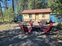 Black Bear Bungalow:Cozy tiny home in enchanting wooded Spokane with AC - Bungalows