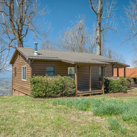 A peaceful tiny cabin with sweeping views of the mountains.