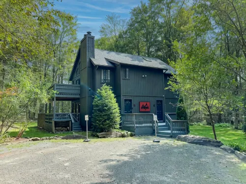 Poconos Hideaway - Fire Pit, Grill, Hiking and Water Parks Nearby.