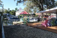 Tiki Tropical Retreat - directly on the clear Weeki Wachee River (not a canal) - 3つ星