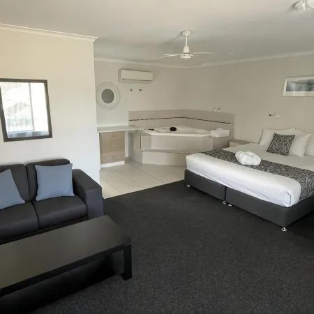 Coastal Bay Motel