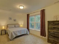 Lazy Bear - HotTub, Pet Friendly, Firepit, Game Room,Private home close to AVL. Hotels in Fairview