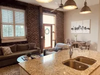 Downtown Getaway with Gated Parking & Two King Size Beds! - 4성급
