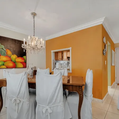 Keybiscayne Charmer half a block from private Beach, Restaurants and Boutiques!!
