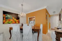 Keybiscayne Charmer half a block from private Beach, Restaurants and Boutiques!!