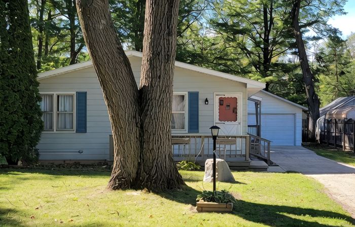 Family Sized Updated Cottage with Garage -Fenced in Yard for Pets..