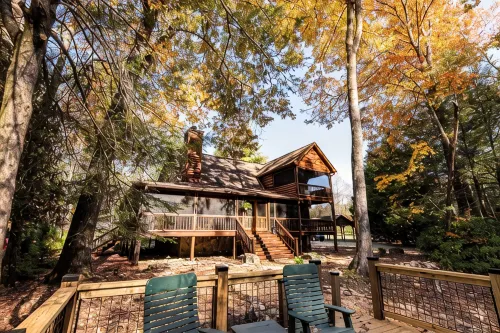 Riversong -3 Br Log Cabin on Toccoa River -Hot Tub, Firepit, Wood Fireplace - Tiny Houses