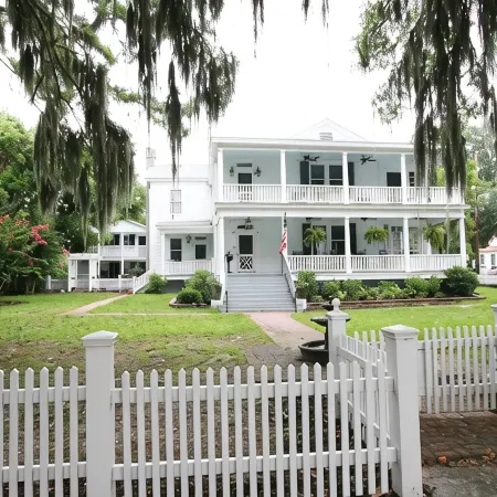 Carriage House under Live Oaks in historic Beaufort SC