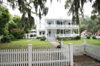 Carriage House under Live Oaks in historic Beaufort SC - balcony