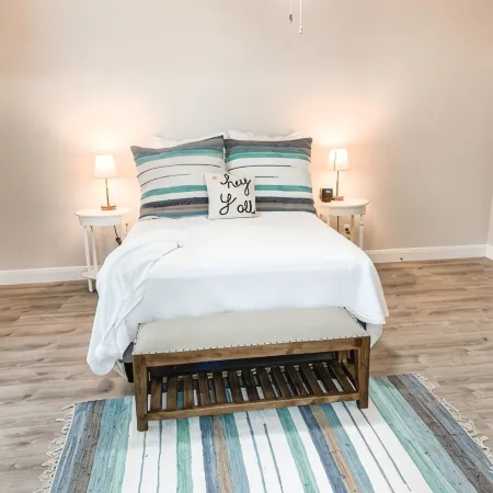 Shaw Haus - Quiet Home & Fun Backyard, Hot Tub, Gazebo