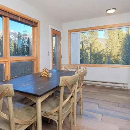 Hot tub, Sauna, summer Pool in The Great Outdoors! Clean & comfy beds.