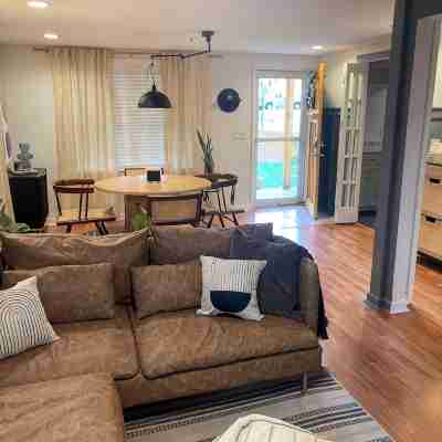 Zen Midcentury-Art Deco Hideaway Others