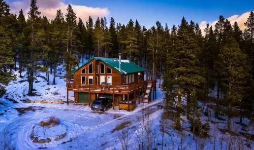 Lovely 3BR Near Town w/ Hot Tub, Stunning Views!