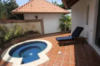 Pristine pool, 4K cinema complete with Apple TV & two Staff members. - Villas