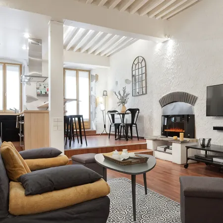 In the heart of the old town, quiet loft with pretty sunny terrace