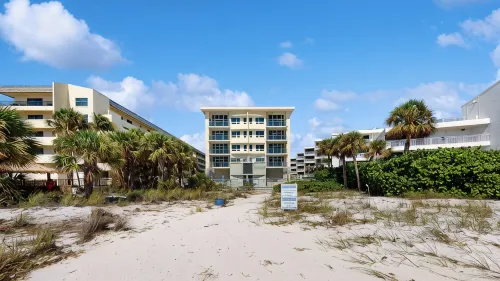 Exceptional Beachfront condo on Crescent Beach - สระว่ายน้ำส่วนตัว